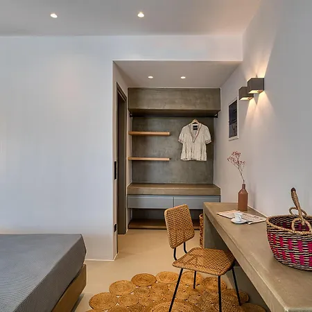 Clementina Paros Νάουσα