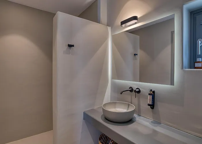 Clementina Paros Naousa