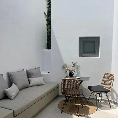 Clementina Paros شقة