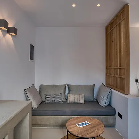 Clementina Paros شقة